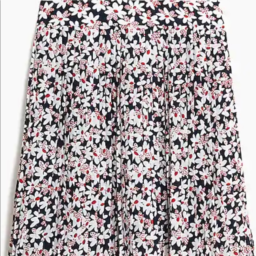 Pleated mini skirt.
